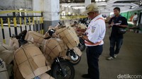 Petugas KAI mendata motor yang ikut dalam mudik gratis dengan kereta api.