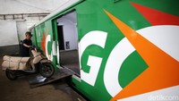 Petugas mulai memasukkan motor peserta mudik gratis ke dalam gerbong kereta api di Stasiun Jakarta Gudang KAI Logistik, Kampung Bandan, Jakarta, Jumat (14/4/2023).