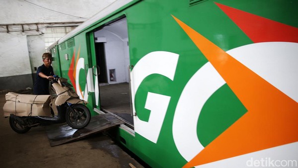 Potret KAI Mulai Angkut Motor Mudik Gratis dengan Kereta Api