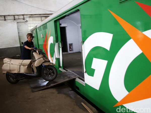 Potret KAI Mulai Angkut Motor Mudik Gratis dengan Kereta Api