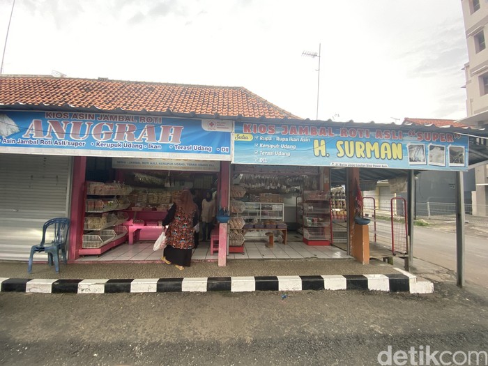 Oleh-oleh khas Pangandaran Toko Anugrah, penjual oleh-oleh khas Pantai Pangandaran. Tersedia ikan asin hingga terasi udang.