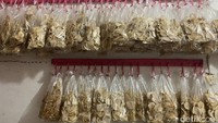 Harga ikan jambal roti ini dibanderol harga mulai dari Rp 25.000 per bungkus. Namun, hitungan per kilogramnya dibanderol harga mulai dari Rp 100.000-an. Foto: detikFood/Yenny Mustika Sari