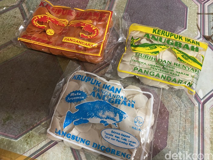Oleh-oleh khas Pangandaran Toko Anugrah, penjual oleh-oleh khas Pantai Pangandaran. Tersedia ikan asin hingga terasi udang.