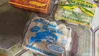 Aneka kerupuk yang ditawarkan dengan harga 10.000 per bungkus. Ada kerupuk ikan maupun udang. Foto: detikFood/Yenny Mustika Sari