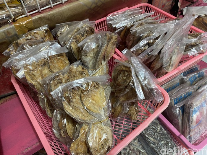Toko Anugrah, penjual oleh-oleh khas Pantai Pangandaran. Tersedia ikan asin hingga terasi udang.