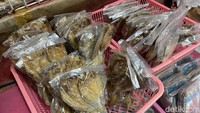 Sumiati, sang penjual kalau oleh-oleh paling populer adalah ikan asin jambal roti. Tak hanya itu, tapi masih banyak jenis ikan asin lainnya. Foto: detikFood/Yenny Mustika Sari