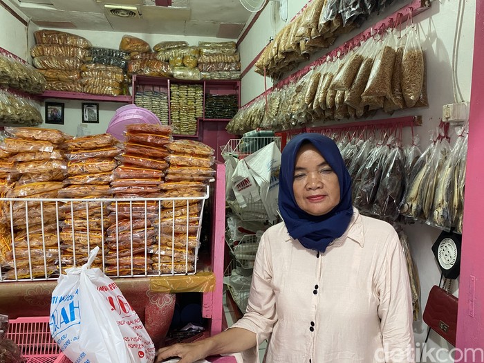 Oleh-oleh khas Pangandaran Toko Anugrah, penjual oleh-oleh khas Pantai Pangandaran. Tersedia ikan asin hingga terasi udang.