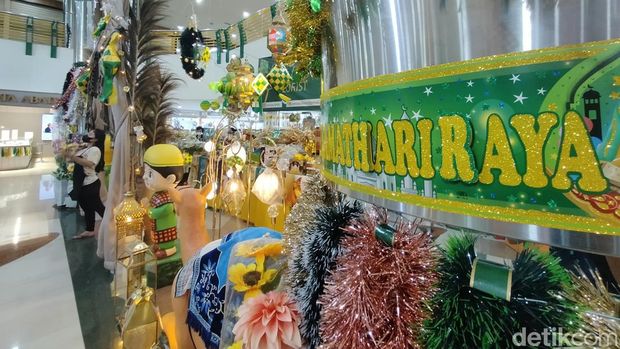 Ornamen khas Lebaran ramai diburu di Pasa Atom Surabaya
