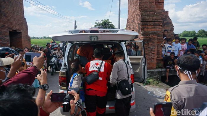 pegawai pabrik gula tewas setelah motornya tabrak gapura