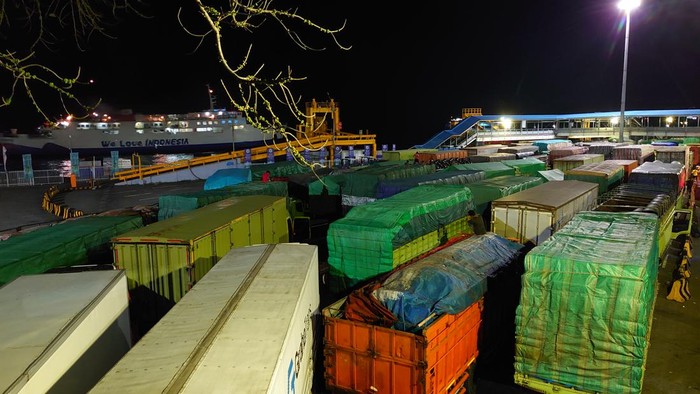 Pelabuhan Merak dipadati truk jelang pembatasan kendaraan