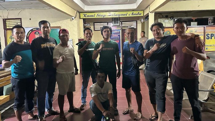 Pelaku pembacokan teman di Jambi saat ditangkap. (Foto: Istimewa)
