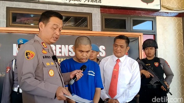 Pelaku penggelapan tabungan koperasi di Pekalongan dalam jumpa pers di Polres Pekalongan, Jumat (14/4/2023).