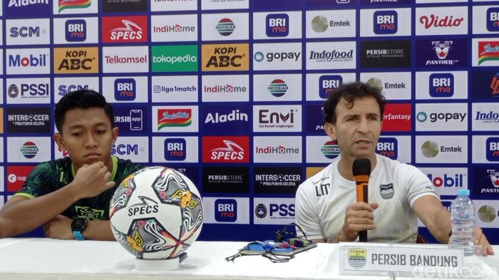 Pelatih Persib Bandung Luis Milla (kanan) dan Febri Hariyadi