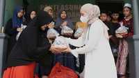 Melalui 23 Rumah BUMN Bank Mandiri, sebanyak 2.600 lebih paket takjil yang merupakan hasil produksi mitra binaan dibagikan sebagai bentuk kepedulian sosial perseroan di bulan Ramadan ini.