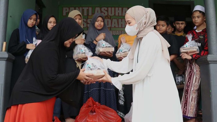 Pembagian takjil berbuka puasa dilakukan di kawasan Pajajaran, Kota Bogor, Jumat (14/4). Sebanyak 2.600 lebih paket takjil diberikan.