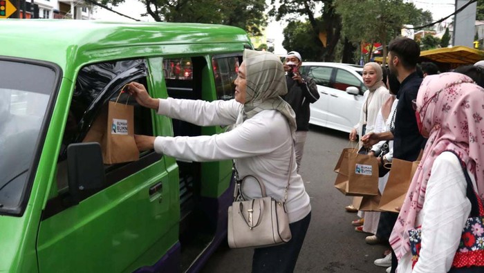 Pembagian takjil berbuka puasa dilakukan di kawasan Pajajaran, Kota Bogor, Jumat (14/4). Sebanyak 2.600 lebih paket takjil diberikan.