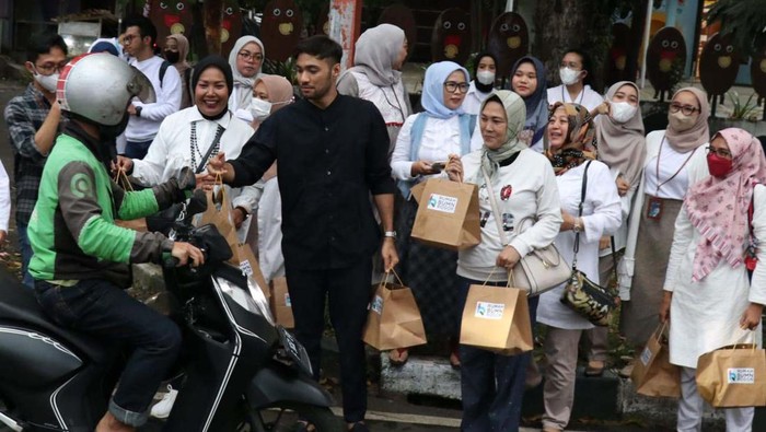 Pembagian Takjil Untuk Warga Pajajaran Kota Bogor Pembagian takjil berbuka puasa dilakukan di kawasan Pajajaran, Kota Bogor, Jumat (14/4). Sebanyak 2.600 lebih paket takjil diberikan.