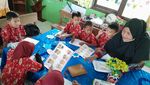 Bu Guru Normi & Ragam Media Interaktifnya, Bantu Siswa Belajar Membaca