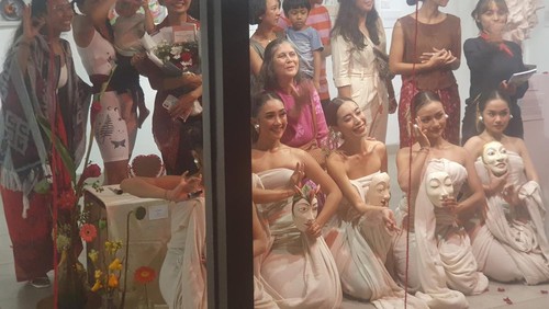 Pembukaan pameran seni bertajuk GINCU #EmpowerYourVirtues di TAT Art Space di Pemecutan Kelod, Denpasar, Jumat (14/4/2023). (Ronatal Siahaan/detikBali)