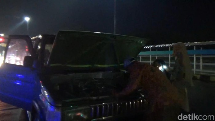Pemudik Terjabak Macet di Wilayah Bekasi, Kendaraan Mogok Di Gerbang Tol Cikatama