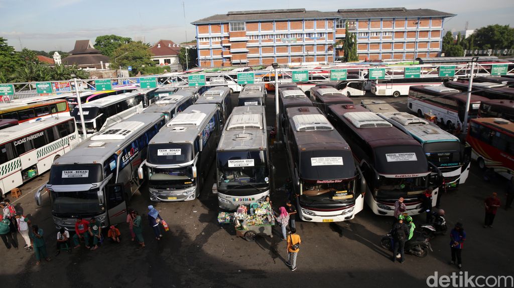 Pemudik menunggu bus di Terminal Bekasi, Jawa Barat, Jumat (14/4/2023). Hari ini terminal Bekasi mulai dipadati pemudik dengan tujuan kota-kota di Pulau Sumatera. Tiket bus untuk Bekasi ke Padang berkisar antara Rp 700 ribu hingga Rp 875 ribu perorang tergantung jenis kelas bus.