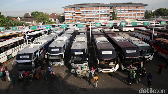 Pemudik menunggu bus di Terminal Bekasi, Jawa Barat, Jumat (14/4/2023). Hari ini terminal Bekasi mulai dipadati pemudik dengan tujuan kota-kota di Pulau Sumatera. Tiket bus untuk Bekasi ke Padang berkisar antara Rp 700 ribu hingga Rp 875 ribu perorang tergantung jenis kelas bus.