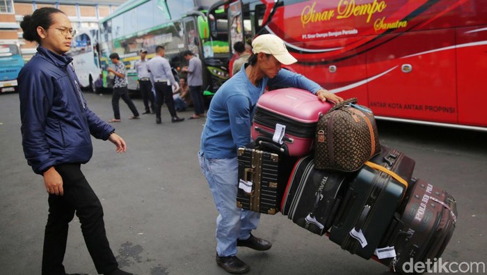 Pemudik menunggu bus di Terminal Bekasi, Jawa Barat, Jumat (14/4/2023). Hari ini terminal Bekasi mulai dipadati pemudik dengan tujuan kota-kota di Pulau Sumatera. Tiket bus untuk Bekasi ke Padang berkisar antara Rp 700 ribu hingga Rp 875 ribu perorang tergantung jenis kelas bus.