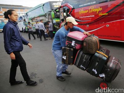Pemudik Tujuan Pulau Sumatera Mulai Padati Terminal Bekasi