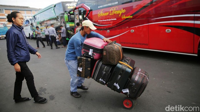 Pemudik Tujuan Pulau Sumatera Mulai Padati Terminal Bekasi Pemudik menunggu bus di Terminal Bekasi, Jawa Barat, Jumat (14/4/2023). Hari ini terminal Bekasi mulai dipadati pemudik dengan tujuan kota-kota di Pulau Sumatera. Tiket bus untuk Bekasi ke Padang berkisar antara Rp 700 ribu hingga Rp 875 ribu perorang tergantung jenis kelas bus.