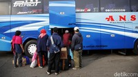 Sejumlah pemudik menata barang bawaan di bagasi bus.