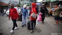 Para pemudik berdatangan sejak tadi pagi.