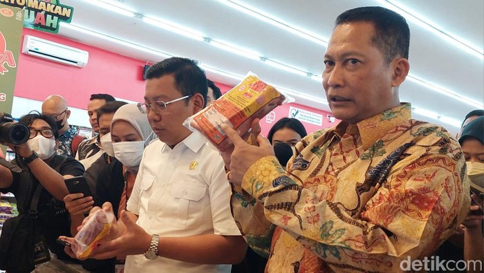 Perum Bulog mulai mendistribusikan daging kerbau beku impor ke puluhan ritel modern di Jabodetabek. Hal ini dilakukan untuk memastikan ketersediaan daging dan sekaligus menjamin tidak adanya gejolak harga, Jumat (14/4/2023).