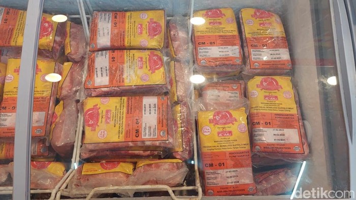Perum Bulog mulai mendistribusikan daging kerbau beku impor ke puluhan ritel modern di Jabodetabek. Hal ini dilakukan untuk memastikan ketersediaan daging dan sekaligus menjamin tidak adanya gejolak harga, Jumat (14/4/2023).