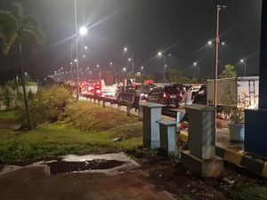 Penampakan Kendaraan Terjebak Macet Imbas Tol Jatikarya Diblokade Warga