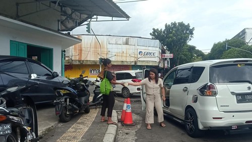 Aksi pengemis di salah satu toko di wilayah Kecamatan Negara, Jembrana, Bali, Minggu (19/2/2023).