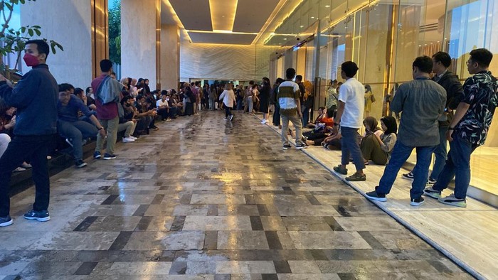 Penghuni hotel Vasa Surabaya berhamburan usai guncangan gempa yang berpusat di Tuban.