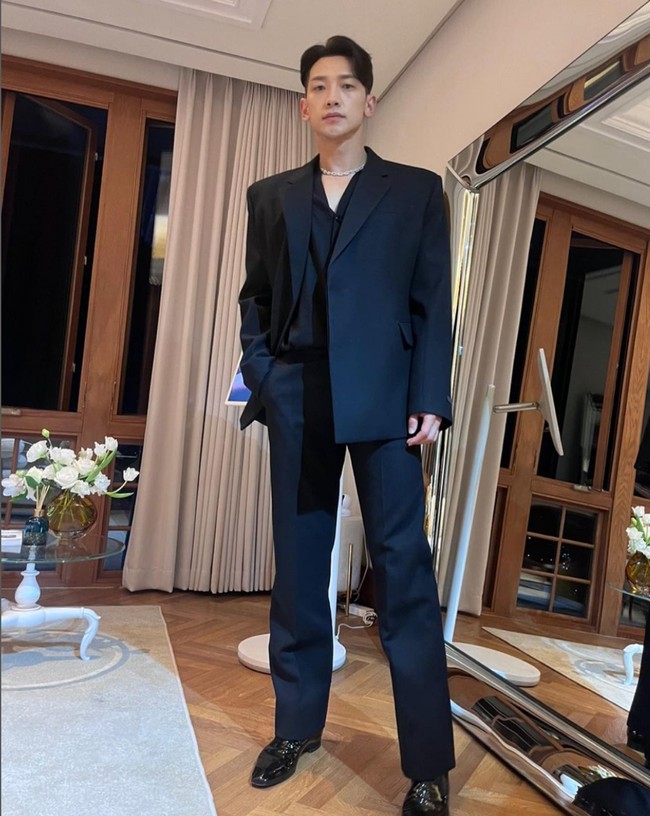 “Apa ini artinya saya harus masuk Kampung Olimpiade, atau haruskah saya ganti pekerjaan? Saya sudah olahraga dua kali sehari - benar-benar deh ini penghitungannya keliru atau bagaimana?” ujarnya mengekspresikan rasa heran. Foto: Instagram/@rain_oppa