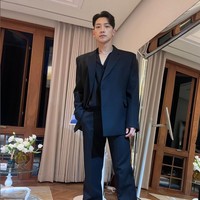 “Apa ini artinya saya harus masuk Kampung Olimpiade, atau haruskah saya ganti pekerjaan? Saya sudah olahraga dua kali sehari - benar-benar deh ini penghitungannya keliru atau bagaimana?” ujarnya mengekspresikan rasa heran. Foto: Instagram/@rain_oppa