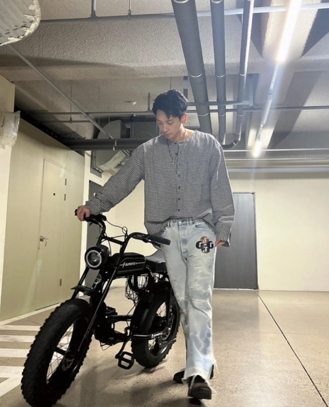 Dia juga pernah menjalani Tabata, latihan berintensitas tinggi ini meliputi jumping jack, squat sambil lompat, push up dan burpee. Latihan itu dilakukannya selama tiga bulan dan berhasil membantunya turun berat badan hingga 10 kg. Foto: Instagram/@rain_oppa