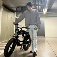 Dia juga pernah menjalani Tabata, latihan berintensitas tinggi ini meliputi jumping jack, squat sambil lompat, push up dan burpee. Latihan itu dilakukannya selama tiga bulan dan berhasil membantunya turun berat badan hingga 10 kg. Foto: Instagram/@rain_oppa