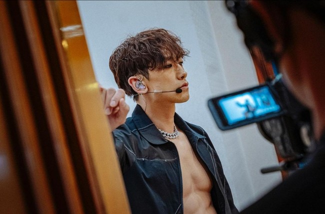 Sehari-harinya Rain selalu makan sehat. Bintang film ‘Ninja Assassin’ ini mengonsumsi banyak sayuran dan makanan dipanggang yang semuanya dia siapkan sendiri. Sebagai camilan, dia akan menyantap sebutir apel. Foto: Instagram/@rain_oppa