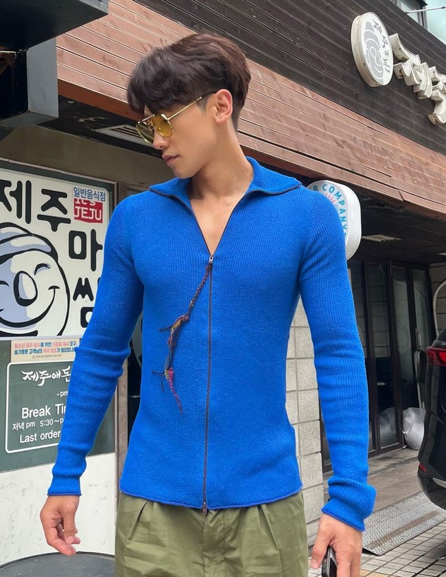 Tak hanya diet sehat, pria 40 tahun ini juga rajin olahraga intens untuk menjaga berat badan dan bentuk tubuhnya. Sehari-hari, dia melakukan circuit training, bentuk latihan yang mengombinasikan aerobik dan latihan kekuatan. Foto: Instagram/@rain_oppa