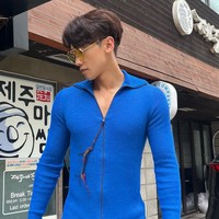 Tak hanya diet sehat, pria 40 tahun ini juga rajin olahraga intens untuk menjaga berat badan dan bentuk tubuhnya. Sehari-hari, dia melakukan circuit training, bentuk latihan yang mengombinasikan aerobik dan latihan kekuatan. Foto: Instagram/@rain_oppa