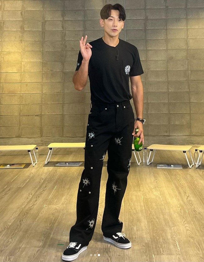 Rain tidak habis pikir dengan hasil pemeriksaan medisnya sendiri. Pasalnya dia didiagnosa masuk kategori overweight (kelebihan berat badan) bahkan mendekati obesitas. Foto: Instagram/@rain_oppa