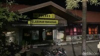 Tak hanya itu, polisi juga menutup Jalan Ujung Pandang di kedua arah, sehingga saat ini tidak ada kendaraan yang bisa melintas di sekitar Mapolres Pelabuhan. Foto: (Reinhard/detikSulsel)