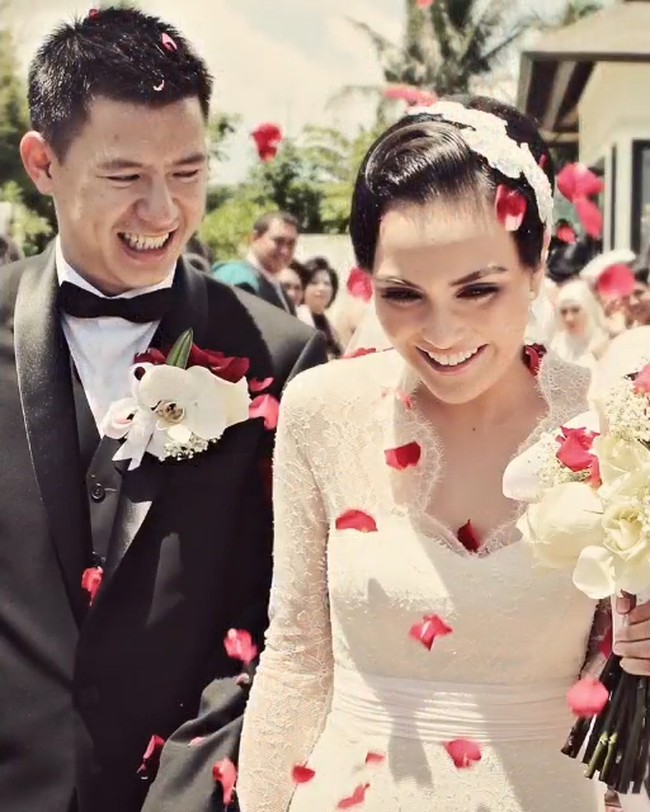 Momen bahagia tersebut hanya dihadiri keluarga inti. Beberapa bulan kemudian, baru mereka menggelar resepsi di sebuah hotel mewah di Jakarta. Pengantin tampak bahagia berbagi momen sukacita dengan teman-teman mereka. (Foto: Instagram/@byfaithplaner)