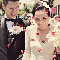 Momen bahagia tersebut hanya dihadiri keluarga inti. Beberapa bulan kemudian, baru mereka menggelar resepsi di sebuah hotel mewah di Jakarta. Pengantin tampak bahagia berbagi momen sukacita dengan teman-teman mereka. (Foto: Instagram/@byfaithplaner)