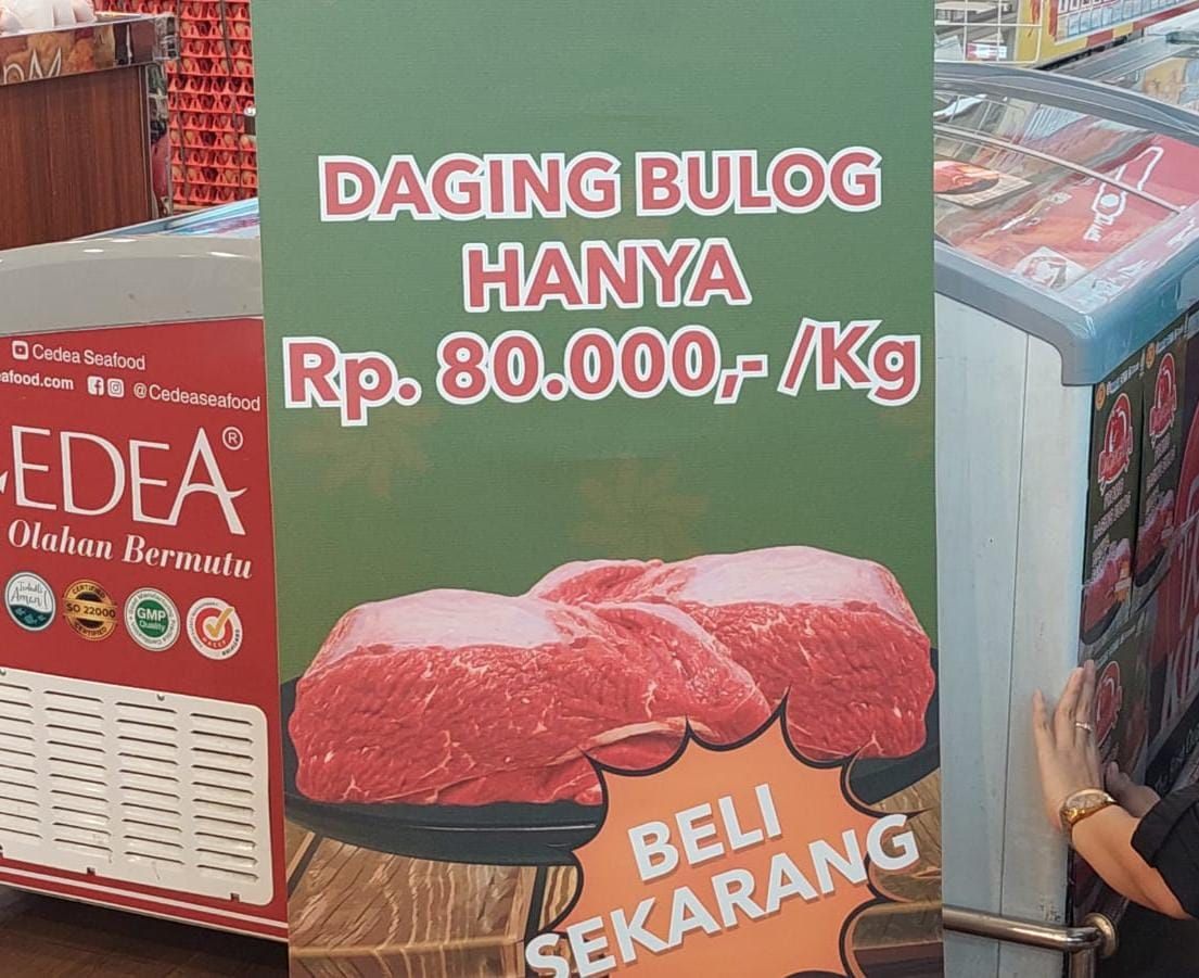 Perum Bulog mulai mendistribusikan daging kerbau beku impor ke puluhan ritel modern di Jabodetabek.