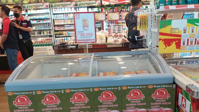 Perum Bulog mulai mendistribusikan daging kerbau beku impor ke puluhan ritel modern di Jabodetabek.