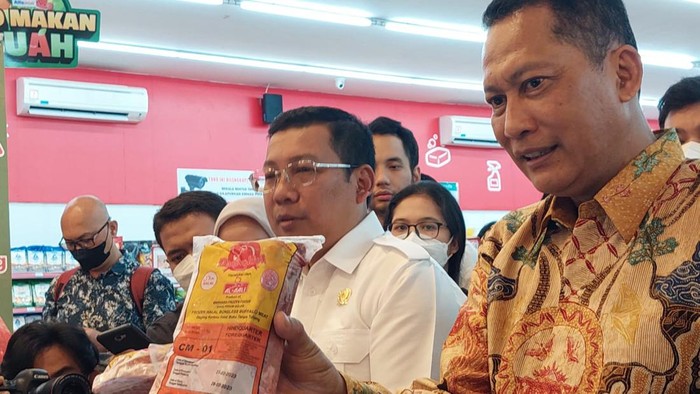 Perum Bulog mulai menyalurkan daging kerbau beku impor ke ritel-ritel kecil